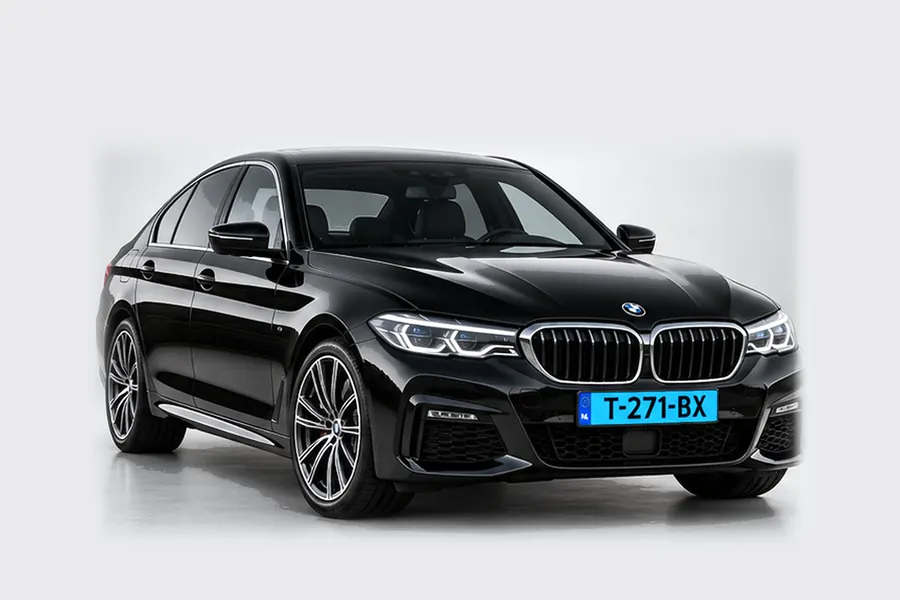 Zwarte BMW 5-serie taxi van Braintax met blauw taxikenteken
