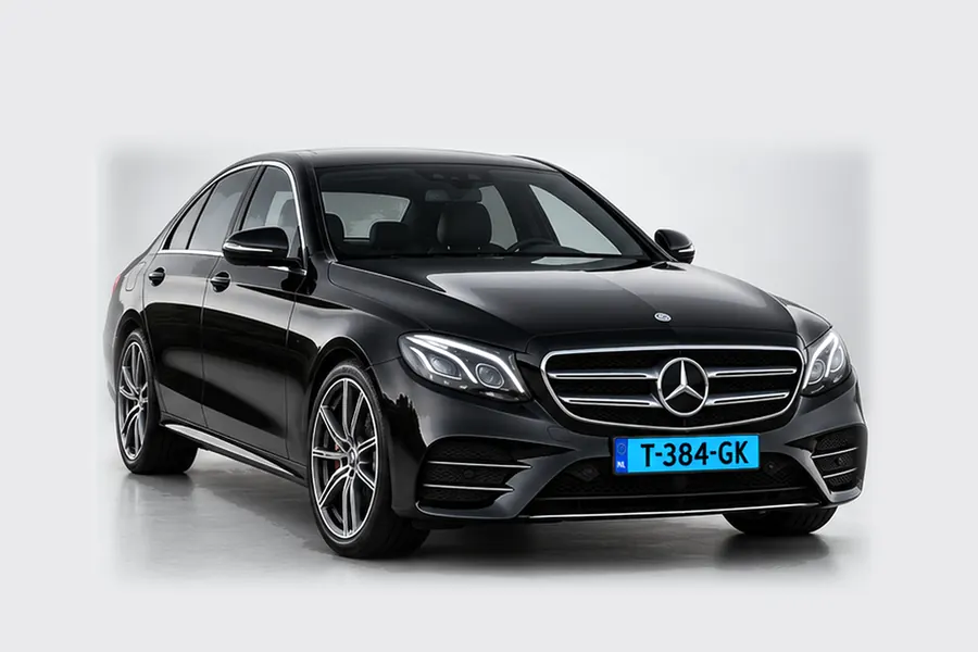Zwarte Mercedes-Benz E-Klasse taxi van Braintax