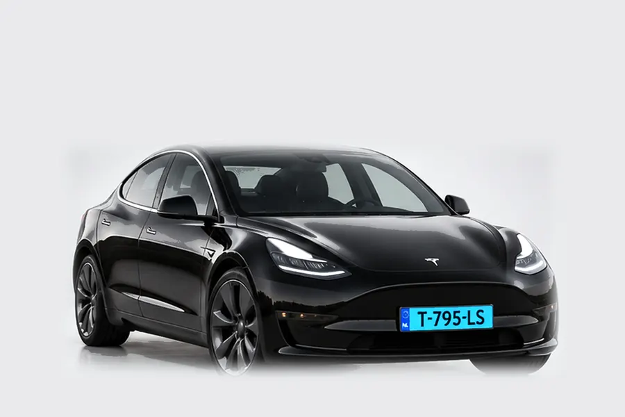 Zwarte Tesla Model 3 elektrische taxi van Braintax